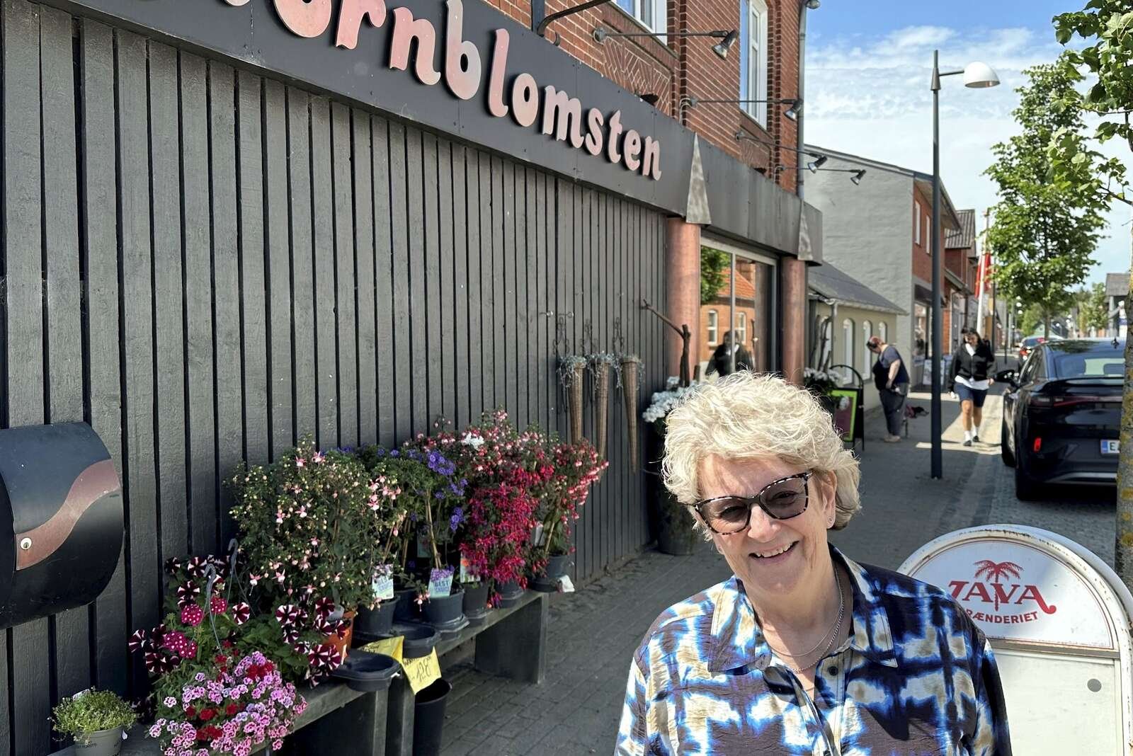 Jonna Jepsen har solgt blomster, siden hun var 20 år gammel. Til august fylder hun 69 år, og da overdrages hendes livsværk, Kornblomsten i Vestergade i Stoholm, til Line Lund Andersen, der tidligere ad et par omgange har været ansat i butikken.