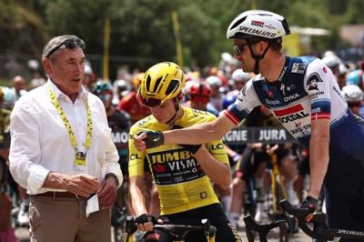 Eddy Merckx hilser på de to danske ryttere Jonas Vingegaard og Kasper Asgreen forud for en af de sidste etaper i Tour de France 2023, som Vingegaard vandt.