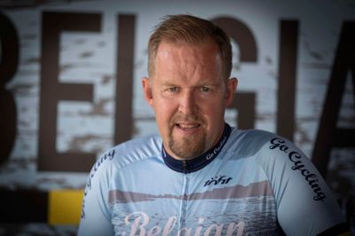 Allan Johansen driver Belgian Cycling Club, der arrangerer rejser og events med cykling i fokus. Firmaet har kontor i Silkeborg, hvor den 54-årige silkeborgenser også selv bor med kæresten Camilla.