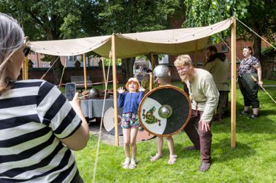 Fritids-viking Kasper Schlenzig stillede beredvilligt op til både fotos og spørgsmål, da vikingekampgruppen Garm var en del af Kulturfest Hernings lørdagsprogram.