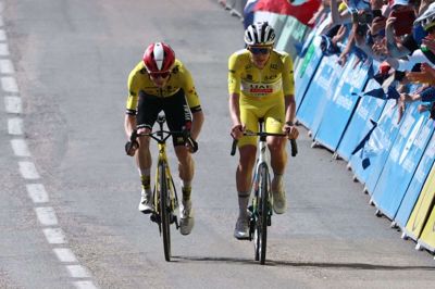 Jonas Vingegaard (tv.) og Tadej Pogacar kørte sammen over målstregen på søndagens sidste etape i Critérium du Dauphiné.