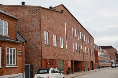 Den nye varmestue åbnede 1. september, og det har fået mange af byens udsatte til at søge mod Bethaniagade. Ikke alle har adgang til varmestuen, hvor der ikke må drikkes og tages stoffer, så de opholder sig ude på gaden - til stor gene for naboerne.