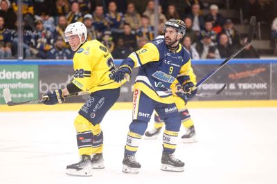 Brett Thompson (t.h.) - her i en tidligere hjemmekamp mod Esbjerg Energy, som Blue Fox møder i aften - er glad for sin tilværelse i Herning og dansk ishockey.