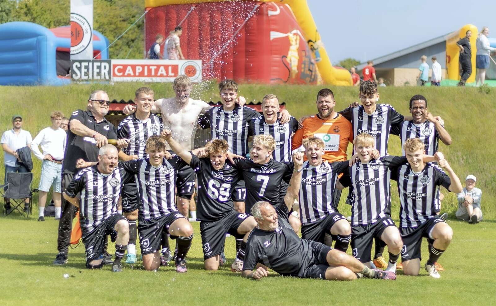 Omstændighederne var festlige, da Sparkær IF's andethold sikrede sig oprykning til serie 4 med en sejr på 6-2 ude over rækkens nummer to, Løgstrup. Der var nemlig byfest i både den ene og den anden by, så holdet kunne hyldes behørigt både på ude- og hjemmebane.