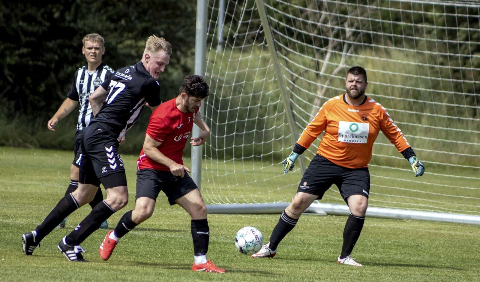 Det var godt nok et opgør mellem rækkens nummer ét og to, men topholdet Sparkær IF i zebrastriber lod ingen tvivl tilbage, de Løgstrup på hjemmebane blev sat på plads med cifrene 6-2.