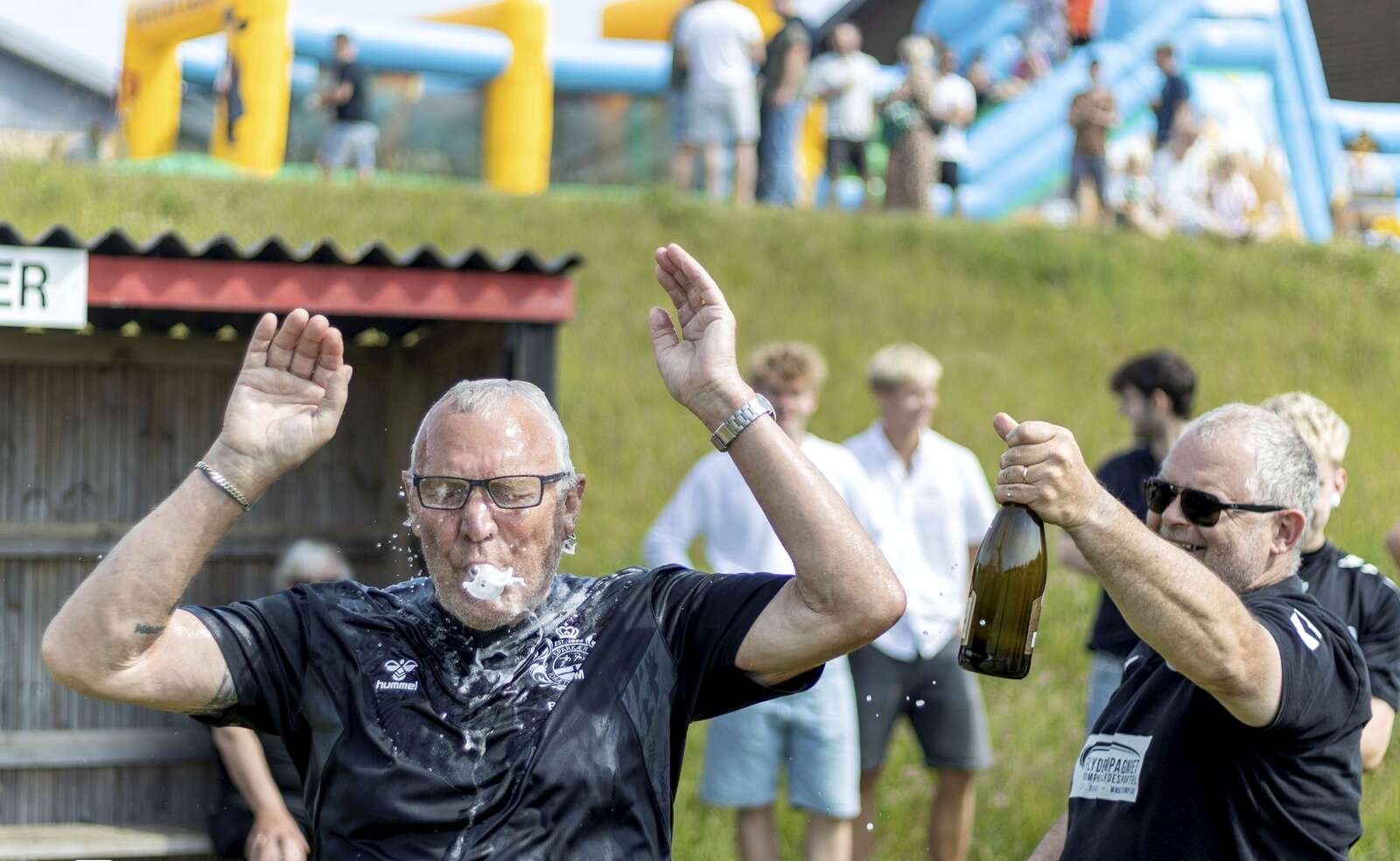 Holdleder for Sparkær IF's andethold Karlo Brøndum lod sig efter kampen vaske i champagne i en grad, så boblerne stod ham ud ad munden.
