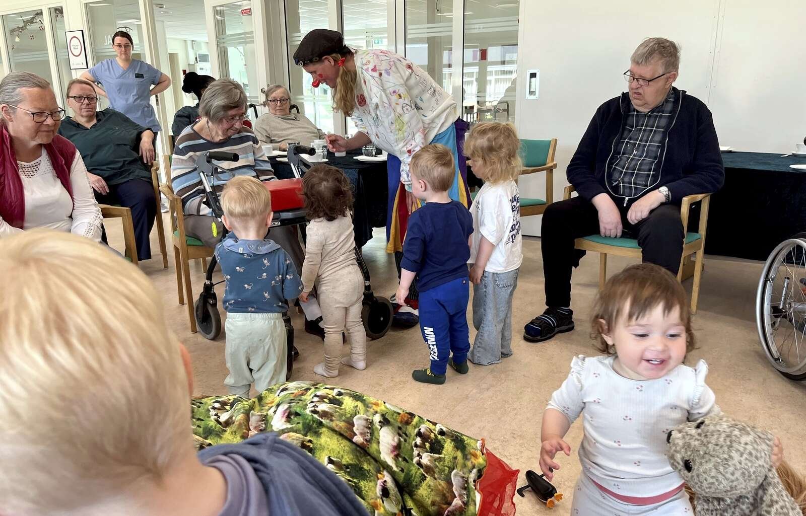 Det blev en livsbekræftende dag for alle, da de yngste medborgere på Dagplejens Dag besøgte de ældste på Sjørup Ældrecenter.