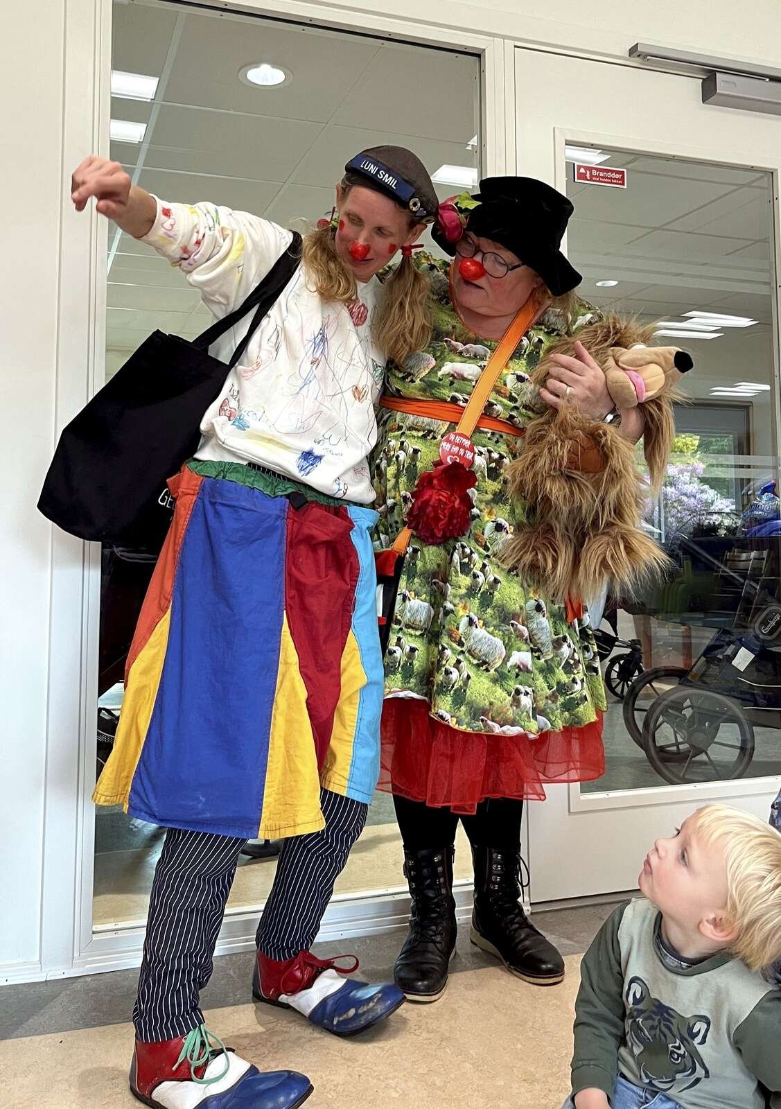 Klovnene Luni og Tut vidste lige, hvordan de skulle få humøret til at stige et par grader, da de sammen med børn og dagplejere fra Mønsted og Vestfjends besøgte Sjørup Ældrecenter til Dagplejens Dag.