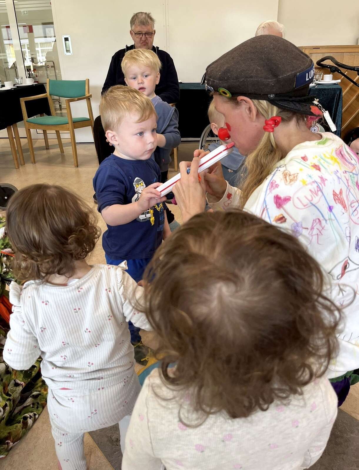 Omsorgsklovnen Luni Smil kommer vidt omkring i lokalområdet, hvor de fleste børn før eller siden har stiftet bekendtskab med hende.