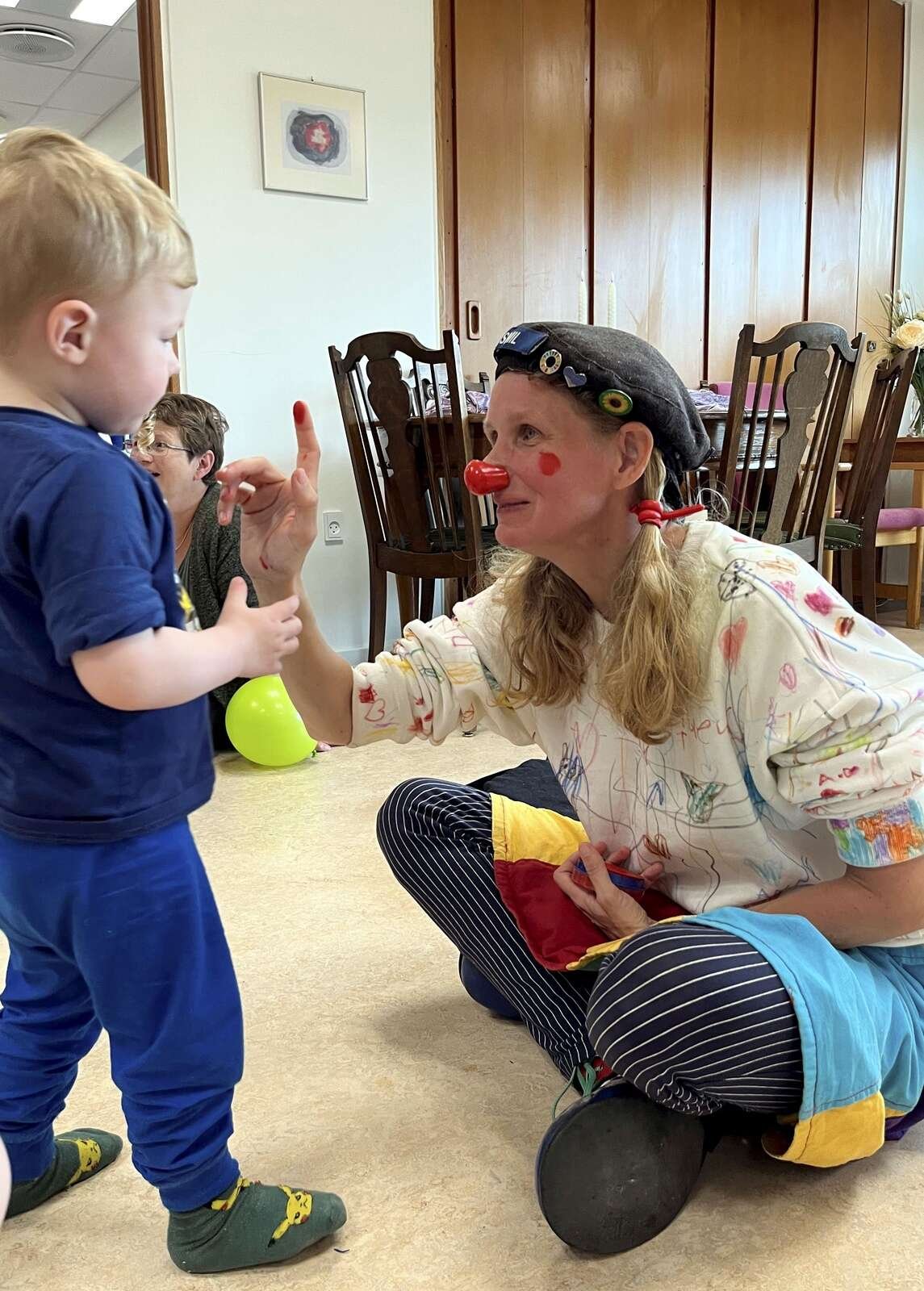 Omsorgsklovnen Luni Smil kommer vidt omkring i lokalområdet, hvor de fleste børn før eller siden har stiftet bekendtskab med hende.