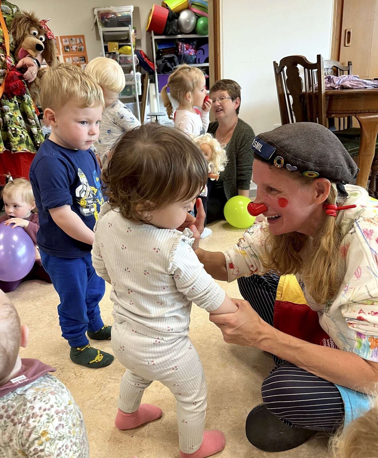Omsorgsklovnen Luni Smil kommer vidt omkring i lokalområdet, hvor de fleste børn før eller siden har stiftet bekendtskab med hende.