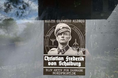 SuperBrugsen i Kjellerup har anmeldt opsætningen af nazistiske klistermærker på deres butiksruder.