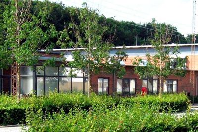 Akuttelefonen er bemandet af sygeplejersker og andre fagpersoner, som fysisk sidder på institutionen Skovlyset, der hører under Polaris Center Herning - kommunens socialpsykiatriske tilbud.