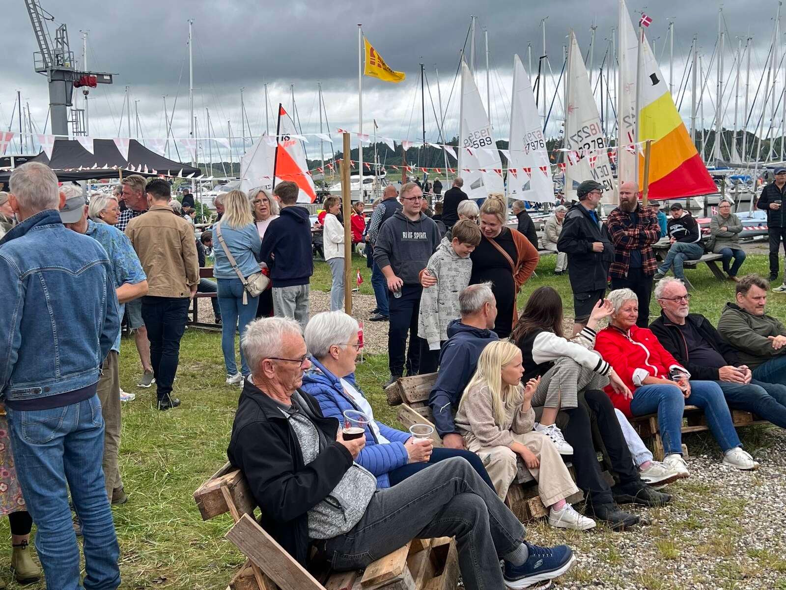 Publikum i alle aldre tog dagen igennem plads foran scenen. Privatfoto