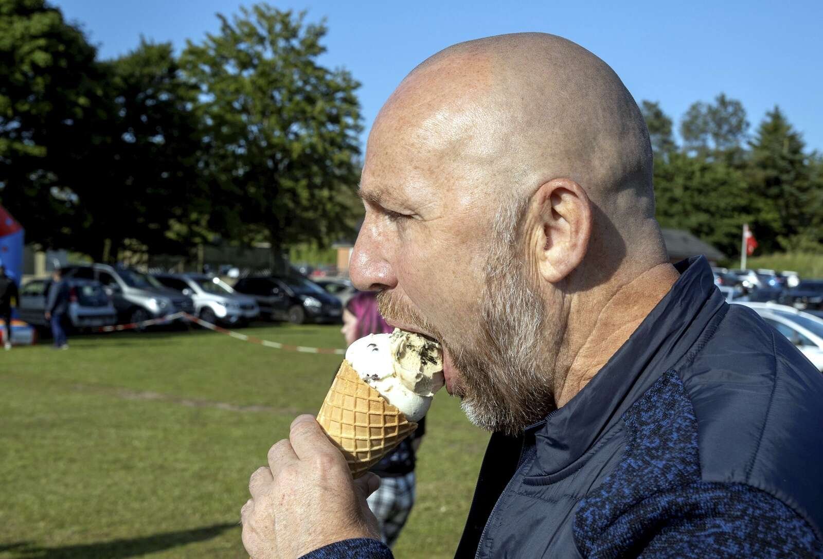 Den lokale, mobile isbutik, Isbanditten, var på pletten og gav selv granvoksne mænd nok at gabe over.