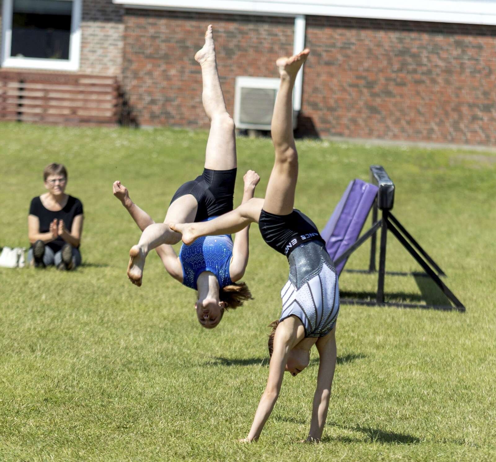 Lokale Lilla og Amanda er danmarksmestre i gymnastik, og det gav de smagsprøver på.