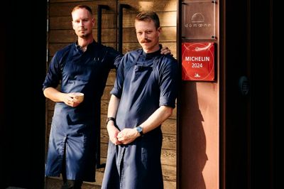 Restaurantchef Joakim Thomassen (t.h) poserer sammen med køkkenchef Jens Vincent, da der seneste skulle hænges et Michelin-skilt op ved døren til Domæne. Foto: PR-foto
