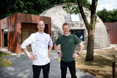 Køkkenchef Jens Vincent (t.v.) modtog sidste år den eftertragtede jakke med Michelin-logoet. Her ses han foran restauranten i Gødstrup med restaurantchef Joakim Thomassen.
