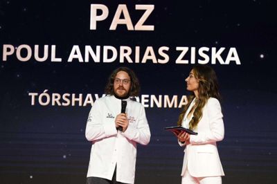 Poul Andrias Ziska fra restauranten Paz på Færøerne var på scenen for at modtage to michelinstjerner. Kokken har tidligere stået i spidsen for køkkenet hos michelinrestauranten Koks.