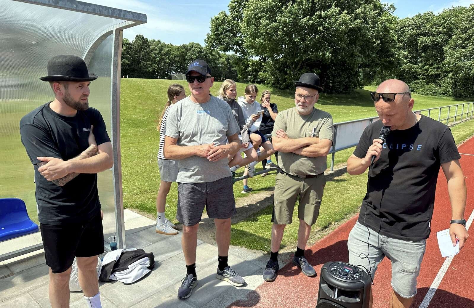 Michael Søndergaard fra Stoholm Slagter, Hans Nielsen fra HH Trælast og Bjarne Lausen fra Stoholm Slagter venter tålmodigt på, at speakeranlægget giver lyd fra sig. Det var formand for Stoholm IF Fodbold Anders Jakobsen, der i dagens anledning var på mikrofonen, da handelsstanden havde henlagt sin årlige straffesparkskonkurrence til Super-Lørdag.