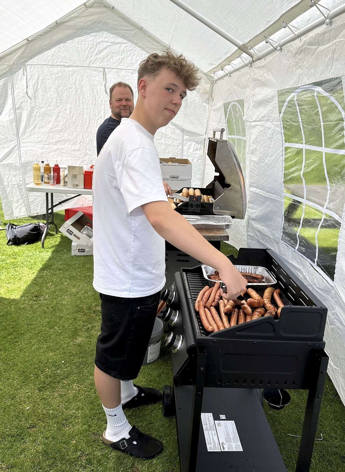 De blev taget med tang, da der var travlhed hos Super-Lørdags pølsemænd.