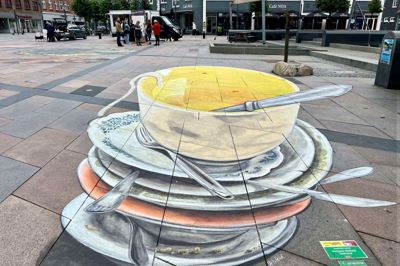 Med dette gademaleri løb den tyske kunstner Vanessa Hitzfeld med prisen som vinder af årets Street Art Festival i Brande i 2024. I år er kunstneren tilbage.
