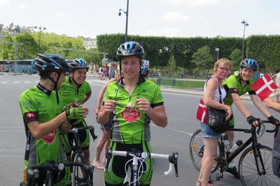 Sådan så det ud, da Erik Jensen (i midten) sammen med resten af Team Herning cyklede til Paris for første gang - det var tilbage i 2015.