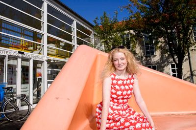 Ikast-forfatteren og komiker Sanne Søndergaard har brugt mange timer på Ikast Biblioteket, og i en ny bog mindes hun sin skolegang i byen, hvor personlige erfaringer om det at være rødhåret kommer frem.