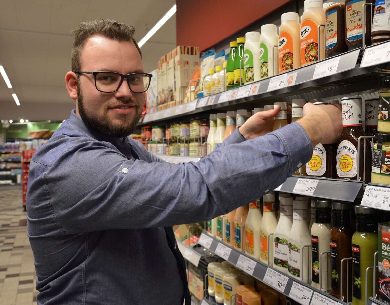 Uddeler Nicolai Groth oplever både et stigende antal tyverier af varer, men også tyverier af kurve og indkøbsvogne. Foto: Morten Hallstrøm