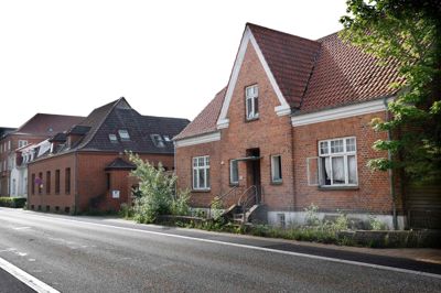 Både Dalgasgade 13 og 15 er forladte og fyldt med smadrede vinduer. Ejeren får nu et påbud om at forbedre forholdene.