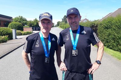 Per (tv) og Ole Jørgensen med deres medaljer, der viser, at de har løbet 600 og 400 officielle halvmaraton-løb. De er godt på vej mod næste mål. Foto: Morten Hallstrøm
