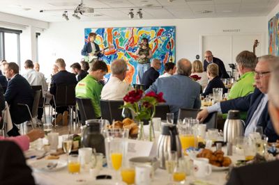 Onsdag inviterede Herning Folkeblads Fond til sin årlige fondsudlodning. Fire priser af 25.000 kroner blev delt ud indenfor erhverv, kultur, sport og uddannelse. Her er det Nicolas Trab Worm og Katrine Wemmelund fra 1.g på Herning Gymnasium, som underholder i pausen.