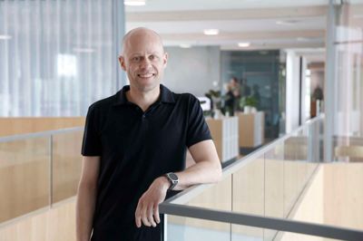 Morten Dilling bor i Herning med sin familie og står i spidsen for mere end 300 ansatte i Dilling A/S, der har sit hovedsæde mellem Herning og Sunds.