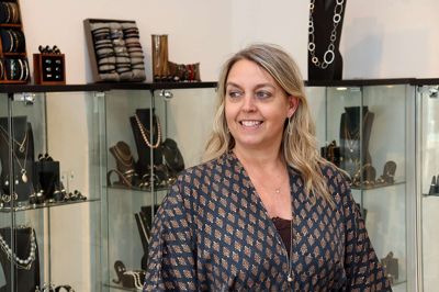 - Der er større værdi i at genanvende et smykke end at sælge det som »gammel guld« og bruge pengene til et nyt smykke. Du kan måske få 2500 kroner for en almindelig vielsesring, men hvis du vælger at bruge pengene til at købe et nyt smykke med samme mængde guld, skal du betale tre gange så meget, siger Charlotte Nordmark, indehaver af Nordmark Guld & Sølv.