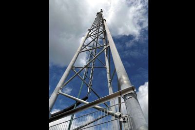 Landsbyen Jaungyde ved Ry har vente i årevis på en telemast, der skal sikre brugen af mobiltelefonen. Den manglende dækning har flere gange skabt farlige situationer