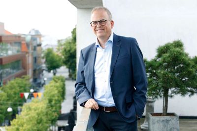 Thomas Bank Møller er oprindelig uddannet teolog og har blandt andet været sognepræst i Sunds gennem et par år. Men det meste af arbejdslivet til nu har han arbejdet med kommunikation og medier. Sidste år vendte han retur til Mediehusene Midtjylland, hvor han har været én gang tidligere. Denne gang som kunde- og udviklingschef.