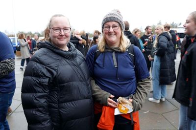 Maria Simonsen (t.v.) og Natasja Futterup løftede begge som brugere af Den Blå Café March mod Ensomhed til nye højder i Ikast sidste år. Nu vil cafeen arrangere sin egen march.
