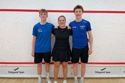 Daniel Breinbjerg (tv.), Laura Lauridsen og Asbjørn Kristensen udgøre 3/4-dele af det nye Elitedivisionshold i Sport92. Den sidste mand er Karl Mcloughney, som var forhindret, da avisen kom forbi.