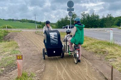 Et grusbelagt cykelspor skal gøre skolevejen ved Alken mere sikker. På sigt skal der laves en egentlig cykelsti.
