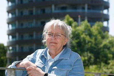 - Det er næsten helt symbolsk, at jeg har fødselsdag 30. juni - den midterste dag i året. For jeg er altid mest optaget af at få tingene til at mødes på midten. Jeg kan godt lide at få ideer, at involvere andre i dem og at følge processen helt til dørs. Men jeg behøver ikke at være den, der i sidste ende står og får æren. Det har jeg ikke behov for. Måske er det også derfor, jeg oftere er næstformand i stedet for formand i de bestyrelser, jeg sidder i, funderer Lone Børlum, der fylder 60 år.