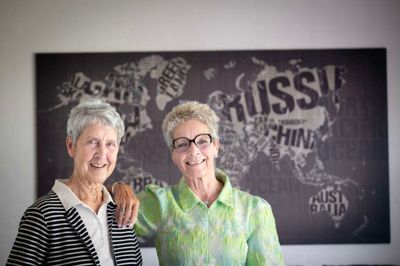 Karin Brinch Pedersen (til venstre) og Alice Brinch Hummelgaard nyder deres mange rejser sammen - foruden mange ophold rundt om i Danmark. Søstrenes seneste rejse var en rundrejse i Vietnam. Næste større rejse bliver formentlig til Mexico, hvor de har været otte gange tidligere.