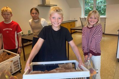 Mums...så er der serveret. Om torsdagen er de fleste madpakker på Isenvad Skole skiftet ud med hjemmelavet mad fra mad-damerne, der har været i gang hele formiddagen i skolekøkkenet. Storm Anker Vestergaard, (forrest) Silje Meldgaard Dybro, (t.h.) Malthe Leonhardt Kjær Østergaard og Silje Lundgaard Andersen er klar til at servicere resten af klassen med nybagte pølsehorn.