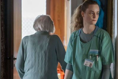 »Hjem kære hjem« er noget så sjældent som en film om ældreplejen. Sosu-assistenten spilles af instruktør Frelle Petersens faste hovedrolleindehaver, Jette Søndergaard.