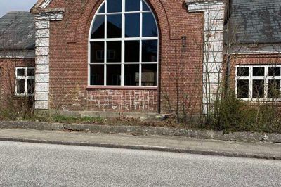 Karstoft Mejeris Venner arbejder løbende på at skaffe penge til renoveringen af det gamle mejeri fra 1913, og for nylig er der blevet sat et nyt, stort vindue i facaden. Nu er der kommet penge fra Nordea-fonden til yderligere renovering.