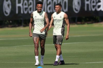 Kylian Mbappé har været med på træningsbanen i USA for Real Madrid. Her ses franskmanden sammen med stopperen Eder Militao i søndags.