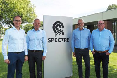 Fra venstre er det Lars Christensen, Ole Graversen, Mogens Elbrønd Pedersen og Kenneth Bach Pedersen, som udgør fortid og fremtid hos Ikast-virksomheden Spectre.