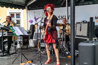 Sussi - her med sine musikdrenge - er lagt voldsomt for had efter sin vielse. Foto: Steen Don