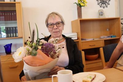 Eva Sørensen blev meget overrasket over at få Ikast Avis's »Månedens buket«.