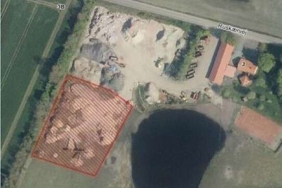 Det er det skraverede felt, som entreprenørvirksomheden har søgt og fået lov til at inddrage som oplagrings-plads for rent jord og sand.