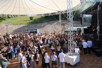 Der var firmafestival i skoven, da DK Company havde inviteret til sine ansatte til privat musikfest med populære danske navne på plakaten